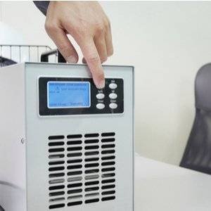 mann bedient ozongenerator
