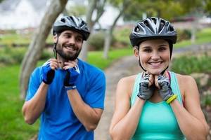 ein paar beim aufsetzen der fahrradhelme