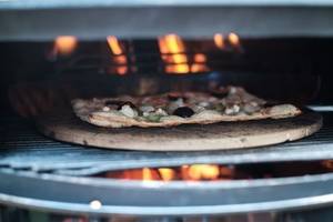 pizzastein auf einem grill