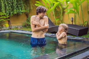 vater und sohn frieren im pool