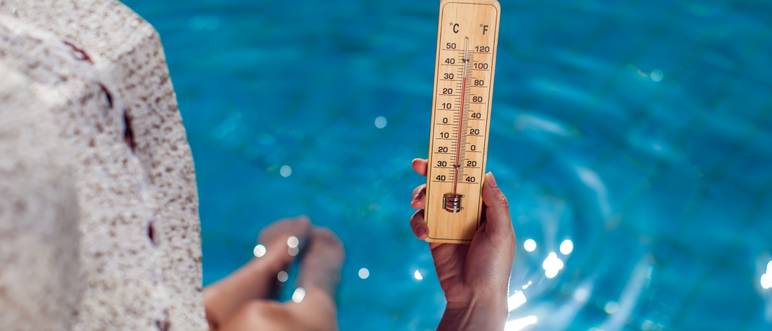 frau mit thermometer am pool