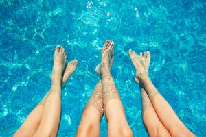 beine im poolwasser