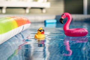 wasserspielzeug im pool