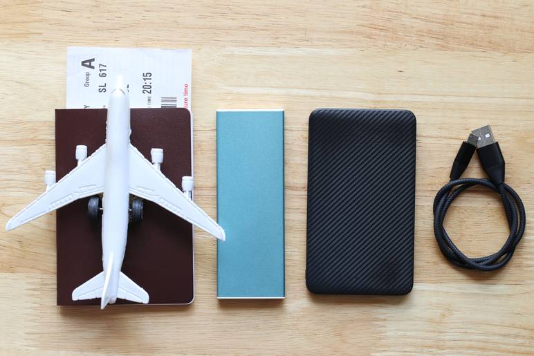 powerbank mit reisepass und flugzeug