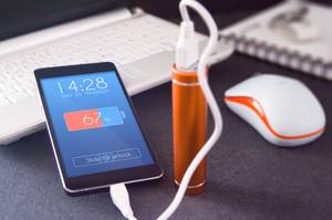 mini-powerbank mit handy