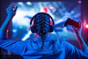 gamerin freut sich beim videospiel