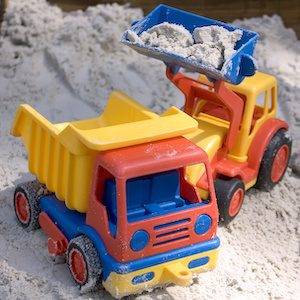 sandkasten-spielzeug-bagger