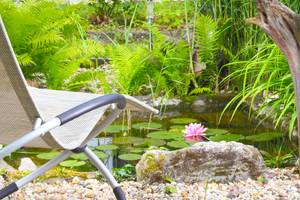 Relaxliege am Gartenteich