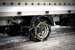 schneekette an lkw-reifen