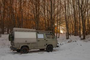 wohnmobil mit schneeketten im schnee