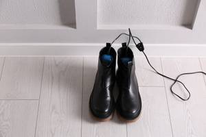 elektrische schuhtrockner in winterschuhen