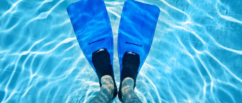 schwimmflossen unter wasser