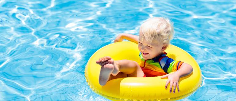 kind im schwimmreifen im pool