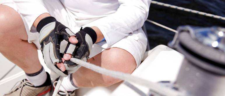 segler arbeitet auf boot mit handschuhen