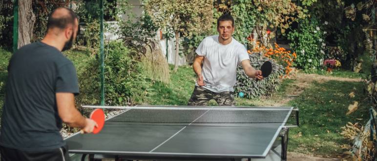outdoor-tischtennisplatte im garten