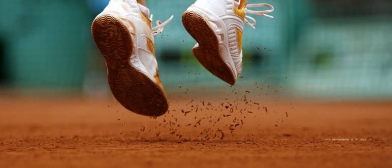 tennisschuh auf schmutzigem boden
