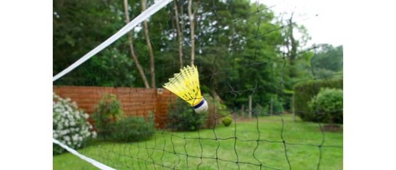 badminton-federball in netz