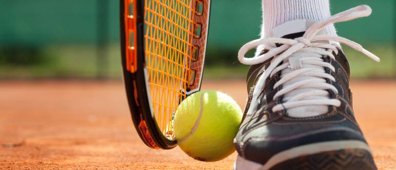 tennisschuh mit ball und schlaeger