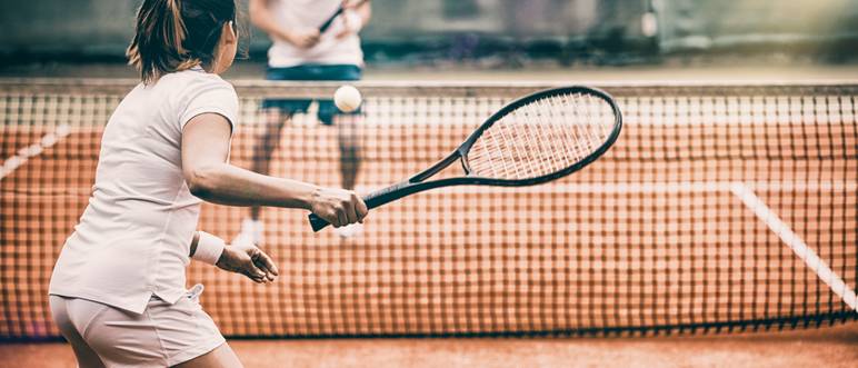 tennisschuhe beim spielen
