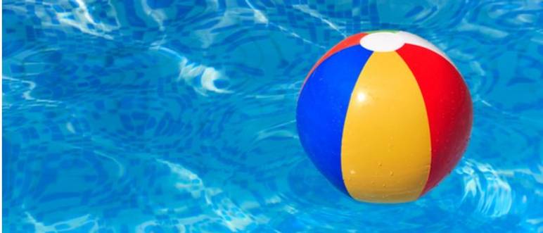 bunter beachball auf wasseroberflaeche