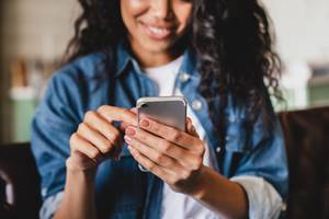 junge-frau-mit-smartphone-in-der-hand