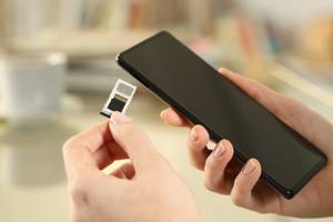 sim-karte-ins-handy-eingelegt