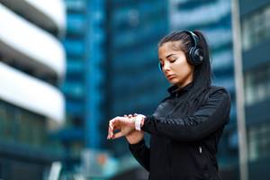 junge-frau-beim-joggen-checkt-smartwatch