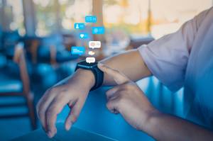 smartwatch-mit-icons-fuer-soziale-medien