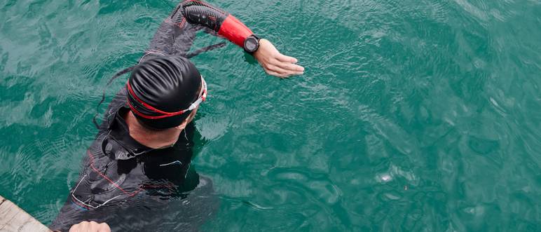 schwimmer-checkt-smartwatch-im-wasser