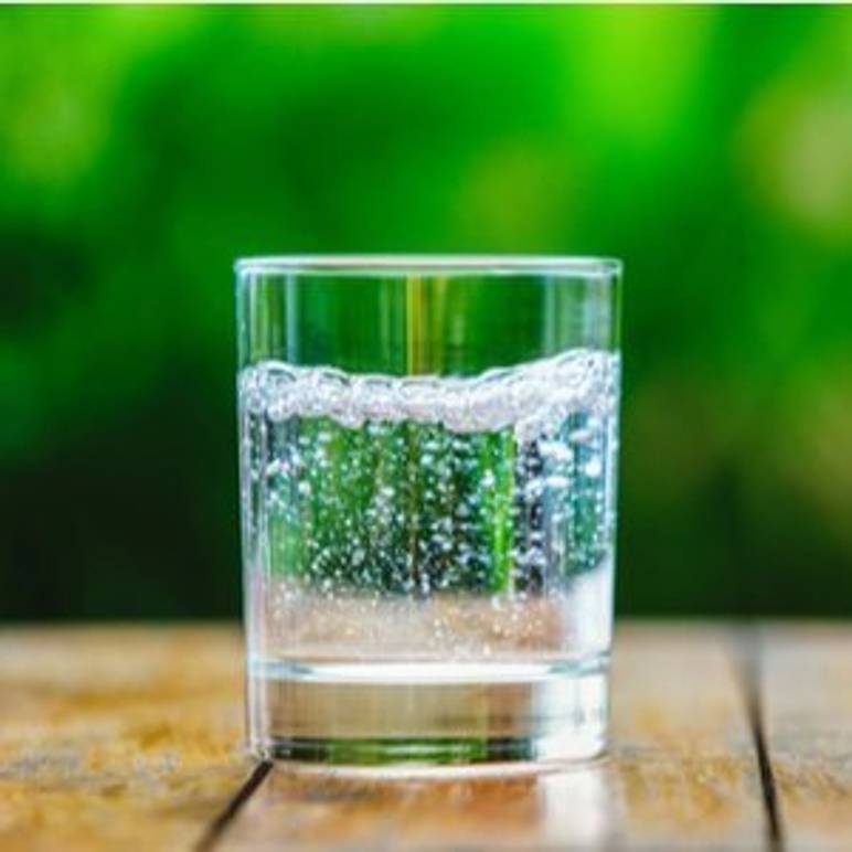 glas mineralwasser