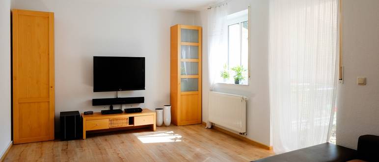 soundbar-unter-fernseher-in-grossem-wohnzimmer