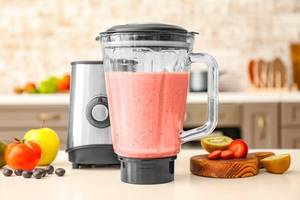 glasbehaelter eines standmixers mit einem leckeren smoothie