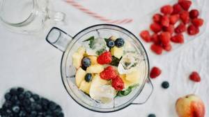 mixbehaelter mit verschiedenem obst und gemuese