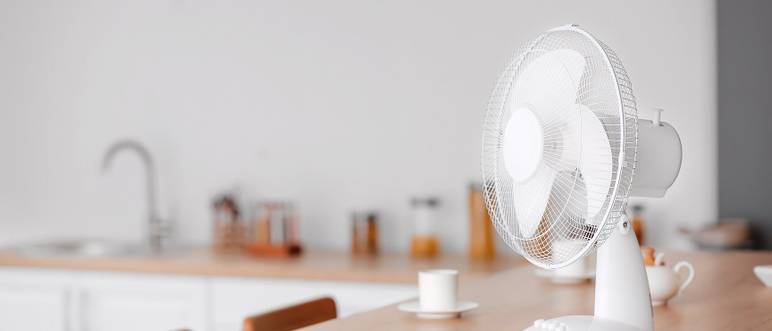 tischventilator auf kuechentisch