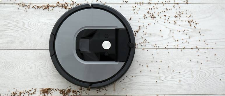 Staubsauger-Roboter im Test: Staubsauger entfernt Streu vom Laminatboden.