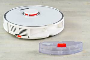 Staubsauger-Roboter mit Wischfunktion getestet: Wassertank wurde entfernt und liegt neben dem Roboter.
