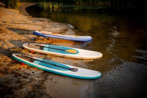 drei sup-boards fuer anfaenger mit paddel
