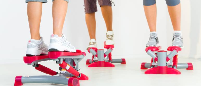 gruppe von frauen trainiert auf swing stepper