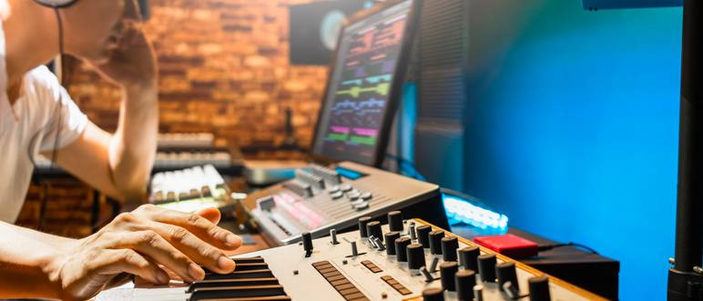 synthesizer keyboard