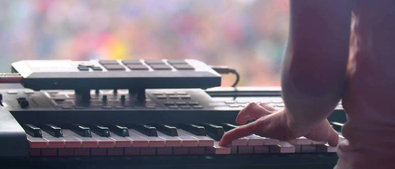 mann macht musik mit synthesizer