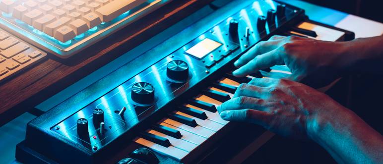 mann spielt auf synthesizer