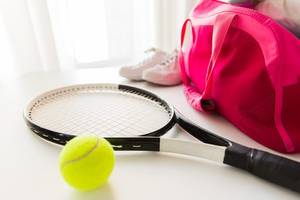 tennistasche mit schlaeger, ball und schuhen