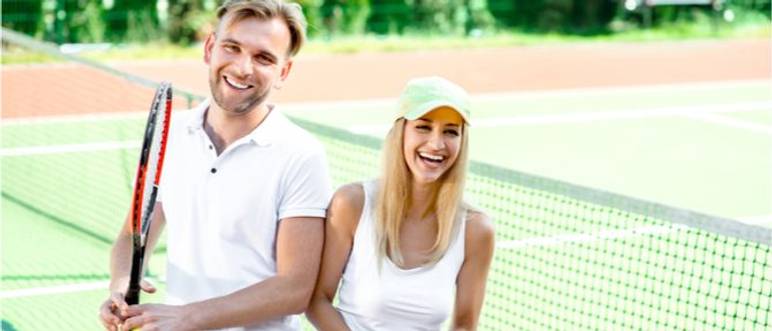 mann und frau beim tennisspielen