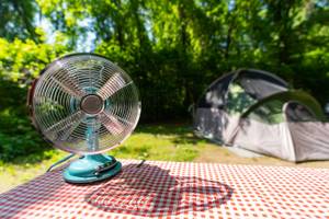 tischventilator-auf-gartentisch