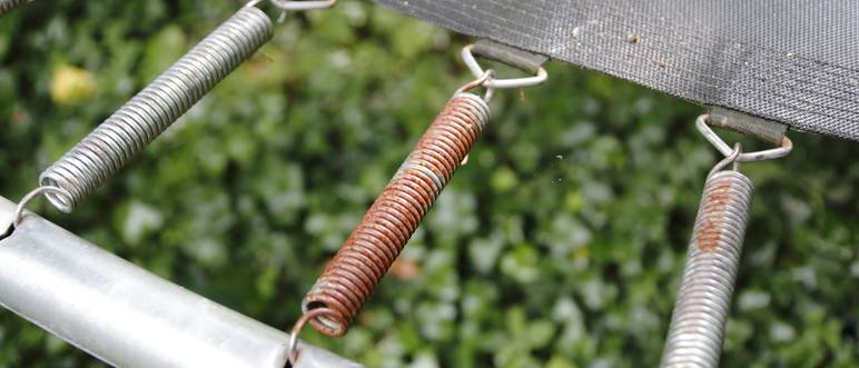 trampolin-rostige-federn