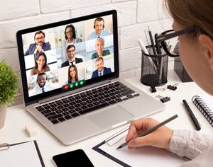 webcams sind für videokonferenzen von vorteil, da durch sie ein schneller und persönlicher austausch stattfinden kann.