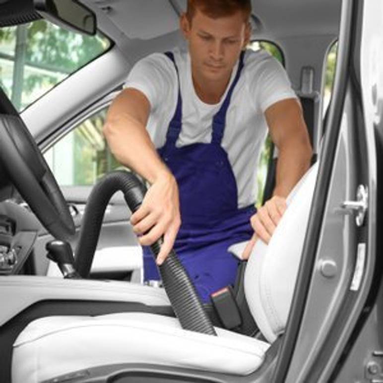 mann reinigt auto