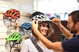 anprobieren eines neuen fahrradhelms