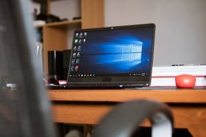 windows-laptop-auf-schreibtisch