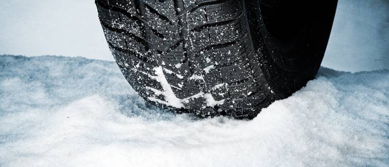 winterreifen im schnee